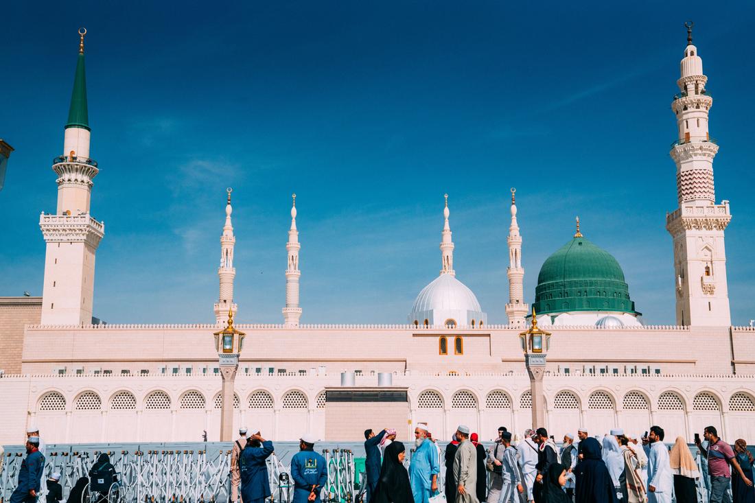 Pilgrims at Masjid an-Nabawi